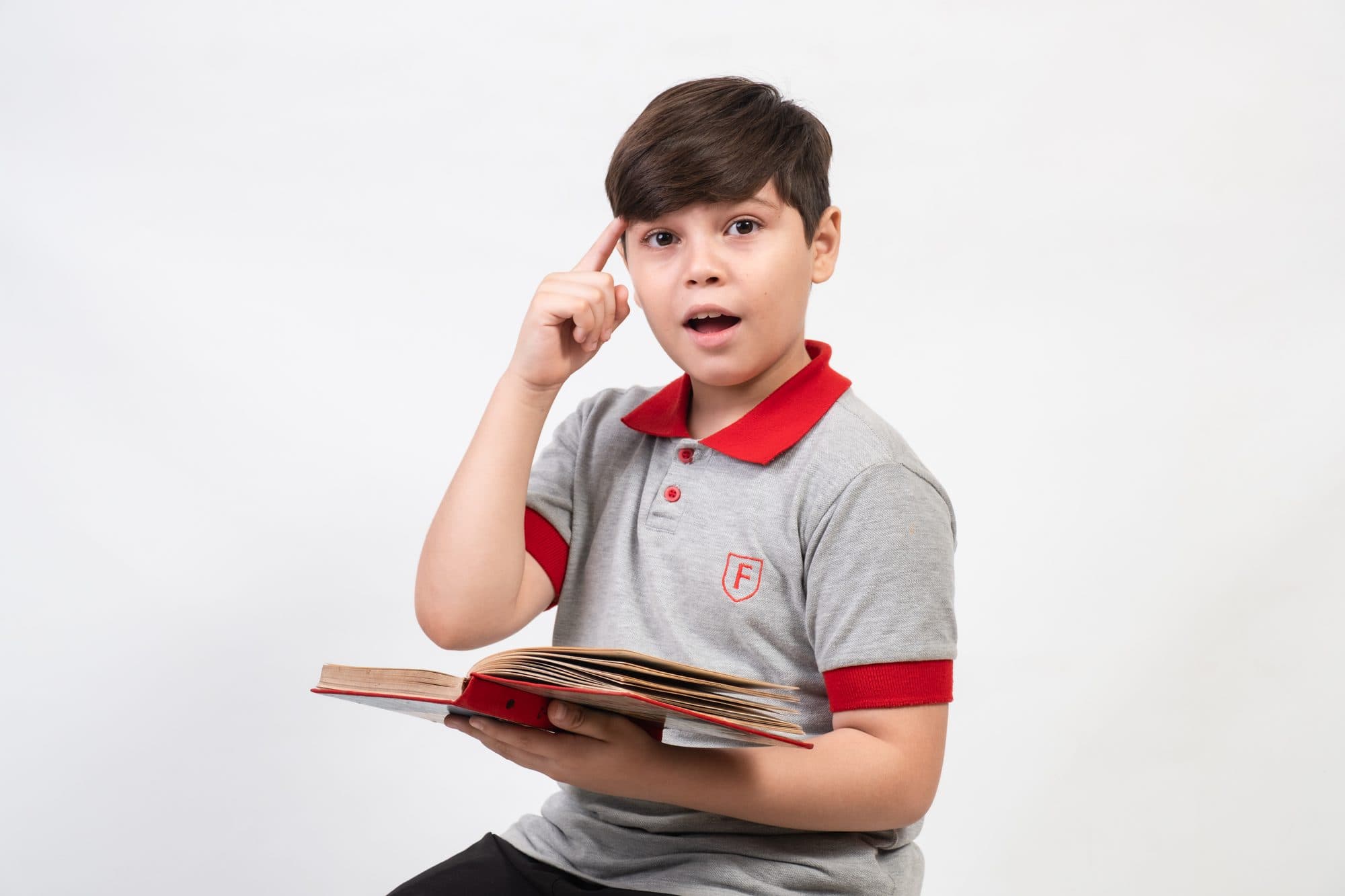 Aluno do Fundamental do Colégio Finama explorando um livro