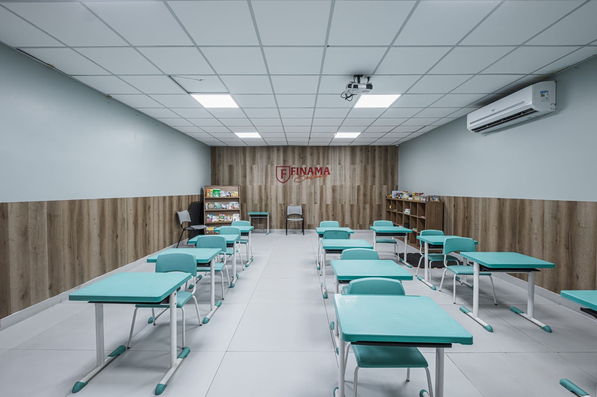 Salas de aula — Mobiliário moderno, conforto e tecnologia integrada ao aprender.