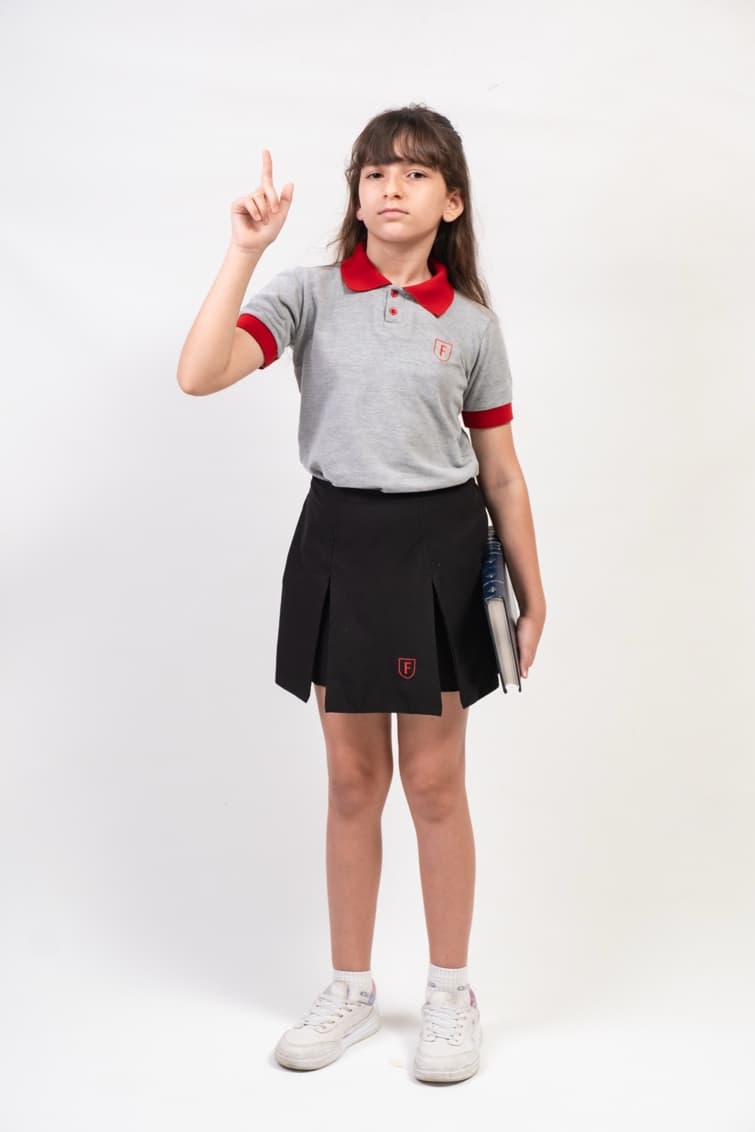 Aluna do Finama de uniforme apontando para o alto